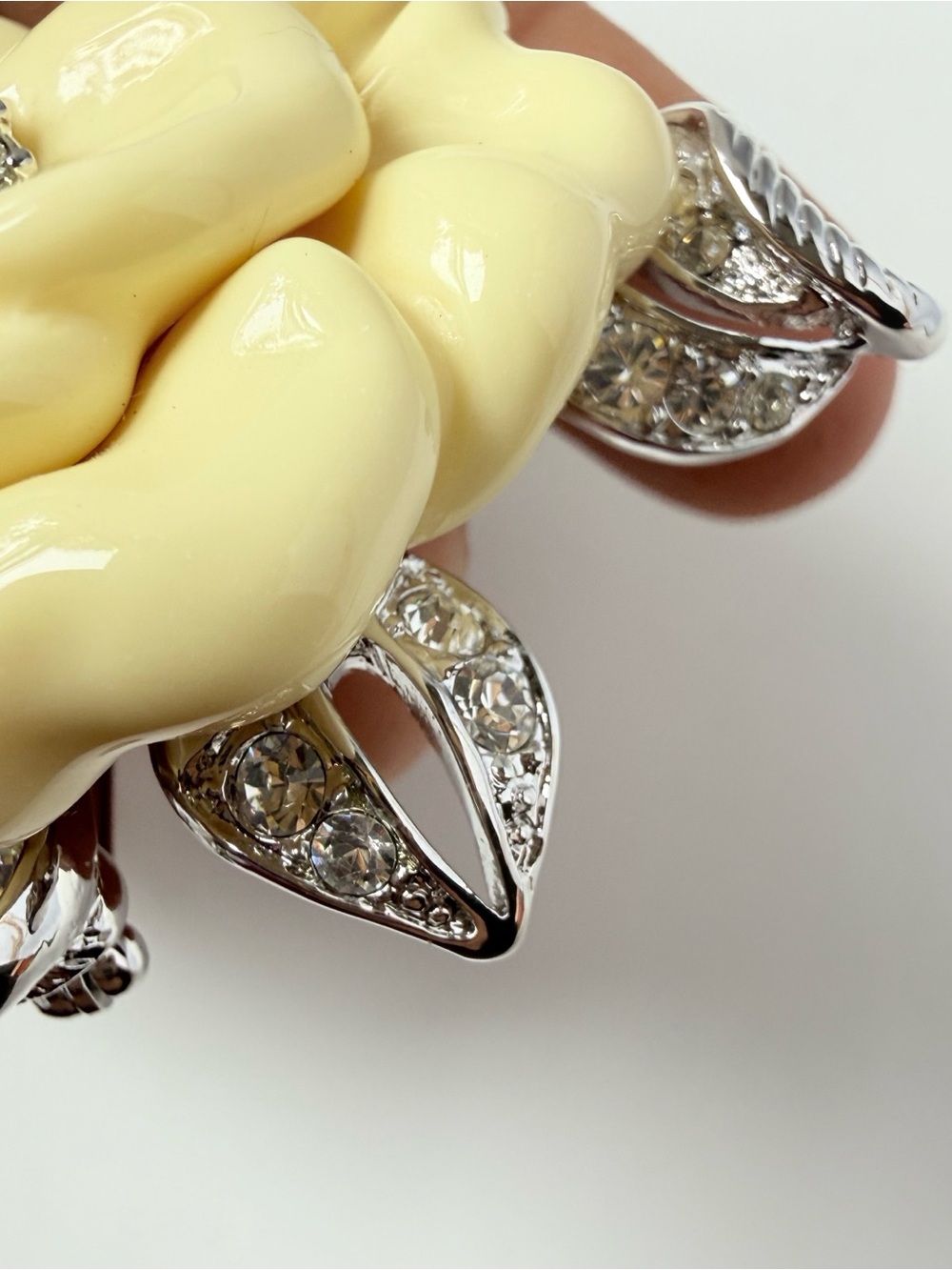 Nolan Miller Camellia Flower Cream Lucite Rhinestone Brooch Glamour Collection - Picture 6 of 8